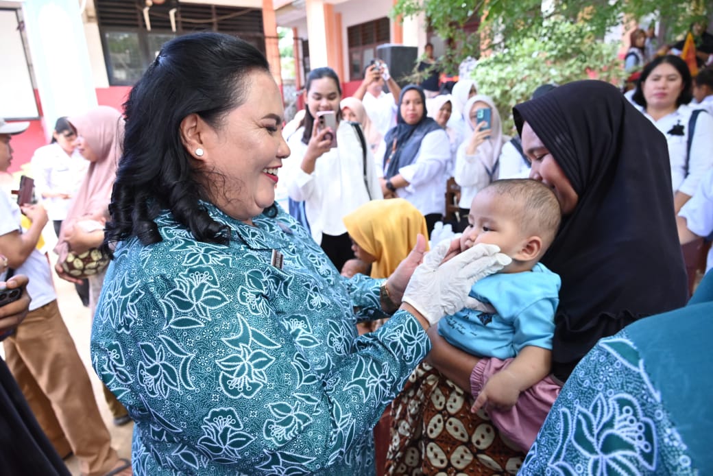 Ketua TP PKK Tapteng, Ny. Rismawaty Masinton Pasaribu di acara pelayanan imunisasi anak. (istimewa)