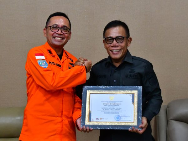 Bupati Tapteng Masinton Pasaribu Terima Perhargaan dari Basarnas