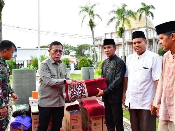 Buka Puasa Bersama, Pemkab Tapteng Serahkan Bantuan Rumah Ibadah dan Santuni Anak Yatim