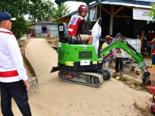 Wabup Tapteng Bersama PMI Turunkan Excavator Mini dan Layanan Kesehatan untuk Warga Terdampak