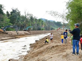 12 Alat Berat Dikerahkan, Bupati Tapteng Tinjau Normalisasi Sungai Aek Harse