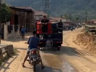 DLH Tapteng Kolaborasi Lakukan Penyiraman Jalan Atasi Debu Pascabencana