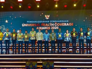 Raih UHC 100 Persen, Bupati Terima UHC Award 2026