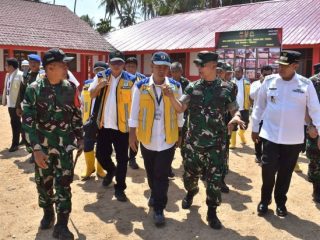 Wabup Tapteng Dampingi Kasum TNI Tinjau Sekolah dan Jembatan di Tukka
